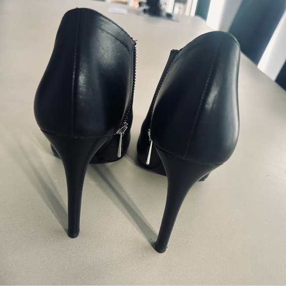 Michael Kors Black Leather Peeptoe Heel with Size CutOyt Zip Up, Size9 - Picture 16 of 16